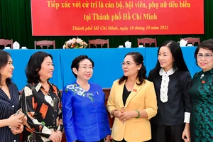 Chủ tịch HĐND TPHCM Nguyễn Thị Lệ với các đại biểu và nữ cử tri. Ảnh: VIỆT DŨNG
