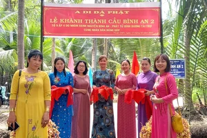 Cô Nguyễn Thị Nở (thứ ba từ trái qua) trong buổi bàn giao cây cầu bê tông cho người dân ở xã Thuận Điền, huyện Giồng Trôm, tỉnh Bến Tre