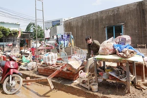 Vật dụng của người dân tổ 47, phường Hòa Khánh Nam (quận Liên Chiểu, TP Đà Nẵng) bị hư hỏng do mưa lũ. Ảnh: XUÂN QUỲNH