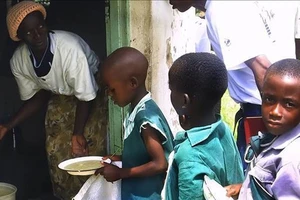 Trẻ em chờ nhận khẩu phần ăn do Chương trình Lương thực thế giới tài trợ ở Harare, Zimbabwe
