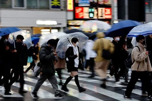 Nhật Bản lên kế hoạch đối phó 2 đại dịch. Ảnh: REUTERS