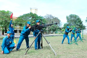 Lực lượng dân quân huấn luyện sử dụng súng máy phòng không 12,7mm