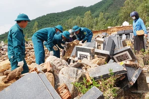 Lực lượng chức năng được huy động đễ hỗ trợ tìm bia mộ giúp người dân tại nghĩa trang Hòa Sơn (xã Hòa Sơn, huyện Hòa Vang, TP Đà Nẵng). Ảnh: XUÂN QUỲNH