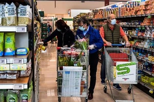 Người dân mua sắm tại một siêu thị ở Milan, Italy