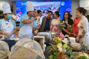 Bà Vũ Thị Bích Ngọc thăm hỏi đội nấu ăn của Tổng Lãnh sự quán Campuchia