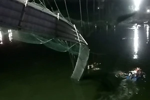 Hình ảnh một phần cây cầu bị sập. Ảnh: Reuters
