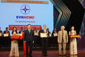 Đại diện Tổng công ty Điện lực TPHCM nhận giải thưởng Doanh nghiệp chuyển đổi số xuất sắc năm 2020