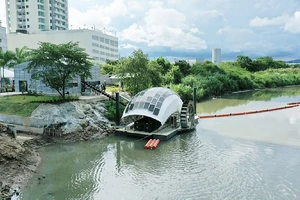 Thiết bị dọn rác trên sông bằng năng lượng tái tạo 