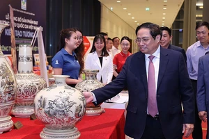 Thủ tướng Phạm Minh Chính tham quan trưng bày sản phẩm được công nhận Thương hiệu quốc gia Việt Nam năm 2022