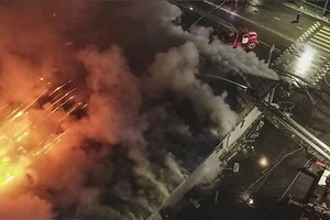 Lính cứu hoả nỗ lực dập lửa tại hiện trường vụ cháy câu lạc bộ đêm ở thành phố Kostroma, Nga, ngày 5-11-2022