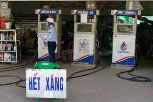 Một cây xăng tại An Giang để bảng hết xăng