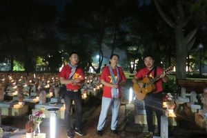  Các nghệ sĩ thắp nến và hát tri ân tại Nghĩa trang Liệt sĩ quốc gia Trường Sơn, Quảng Trị. Ảnh: MINH HIỆP