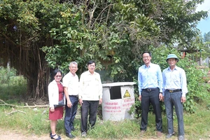 Đoàn công tác tỉnh Đồng Nai kiểm tra các bể chứa bao gói thuốc bảo vệ thực vật sau khi sử dụng trên địa bàn huyện Định Quán
