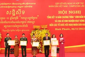 Các tập thể, cá nhân có nhiều đóng góp tích cực trong công tác “Ươm mầm Hữu nghị” giai đoạn 2012-2022 nhận bằng khen của Trung ương Hội Hữu nghị Việt Nam - Campuchia. Ảnh: TTXVN