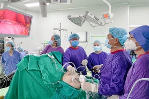 Các bác sĩ Bệnh viện Hữu nghị Việt Đức thực hiện ca phẫu thuật nội soi để giảm cân cho một bệnh nhân béo phì