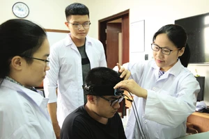 Tiến sĩ Hà Thị Thanh Hương (bìa phải) thực hiện thí nghiệm tại phòng thí nghiệm Trường ĐH Quốc tế (ĐH Quốc gia TPHCM)