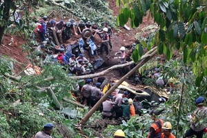 Lực lượng cứu hộ dọn dẹp đống đổ nát sau trận động đất ở Cianjur, Tây Java, Indonesia hôm 21-11. Ản: AP