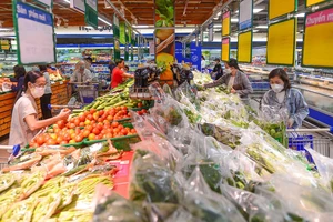 Người tiêu dùng chọn mua hàng tại một siêu thị