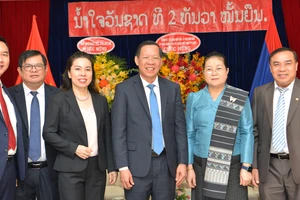 Chủ tịch UBND TPHCM Phan Văn Mãi chúc mừng Quốc khánh Cộng hòa Dân chủ nhân dân Lào. Ảnh: CAO THĂNG