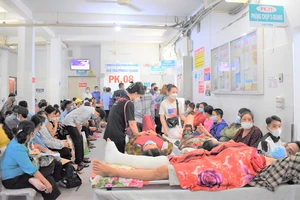 Hành lang Bệnh viện Chấn thương Chỉnh hình TPHCM chen chúc người bệnh và thân nhân 