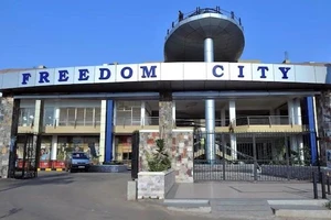 Bên ngoài siêu thị Freedom City, ở Uganda, nơi xảy ra vụ giẫm đạp ngày 1-1. Ảnh: Freedom City 