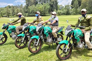 Uganda cung cấp miễn phí xe máy điện