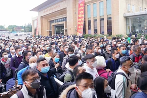 Ngày đầu tiên Trung Quốc bãi bỏ chính sách Zero Covid: Xuất đông, nhập vắng