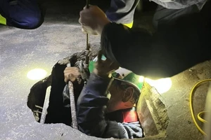 Giải cứu bé 7 tuổi mắc kẹt dưới giếng sâu 20m