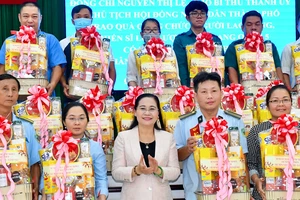 Chủ tịch HĐND TPHCM Nguyễn Thị Lệ tặng quà cho công chức, người lao động quận 5. Ảnh: VIỆT DŨNG