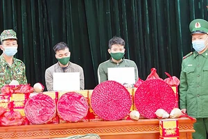 Bộ đội biên phòng tỉnh Lạng Sơn bắt giữ một vụ mua bán pháo trái phép. Ảnh: TTXVN