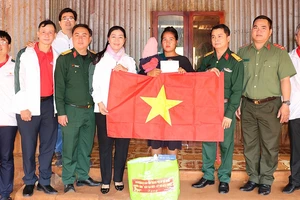 Đoàn Ban Dân vận Thành ủy TPHCM tặng quà và cờ Tổ quốc cho bà con đồng bào dân tộc thiểu số tại xã IaO, huyện IaGrai, tỉnh Gia Lai