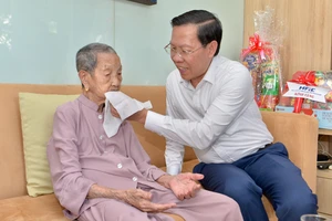 Chủ tịch UBND TPHCM Phan Văn Mãi thăm, chúc tết các gia đình, đơn vị, hội quán người Hoa