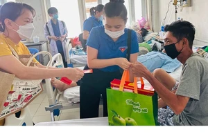 Trao quà tết cho bệnh nhân tại Bệnh viện Nhân dân Gia Định