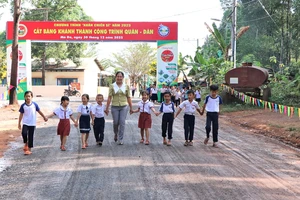 Cô giáo Trần Thị Thu Lệ cùng các em học sinh trên “Con đường tình nghĩa quân - dân”