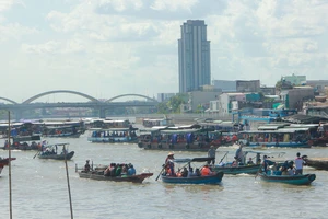Lễ hội Tống Phong xuân Quý Mão 2023 tại Xóm Chài (TP Cần Thơ) thu hút hàng trăm ghe thuyền và hàng ngàn người dân tham gia