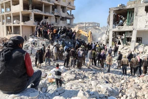 Nhân viên cứu hộ tìm kiếm nhữn người sống sót trong đống đổ nát của một tòa nhà ở Jindayris, Syria hôm 9-2. Ảnh: Getty Images