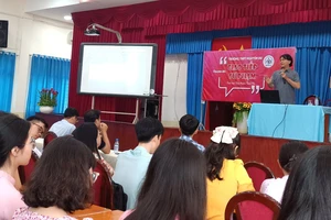 Sinh viên Trường Đại học Sư phạm TPHCM sinh hoạt về kỹ năng trước khi chính thức thực tập tại Trường THPT Nguyễn Du (quận 10)