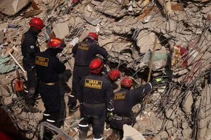 Lực lượng cứu hộ vẫn tiếp tục tìm kiếm các nạn nhân bên dưới những đống đổ nát ở Thổ Nhĩ Kỳ hôm 11-2 - Ảnh: REUTERS