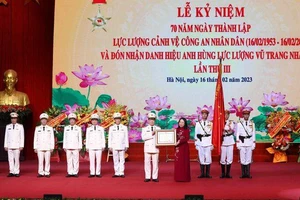 Quyền Chủ tịch nước Võ Thị Ánh Xuân trao danh hiệu Anh hùng LLVTND tặng Bộ Tư lệnh cảnh vệ. Ảnh: VGP