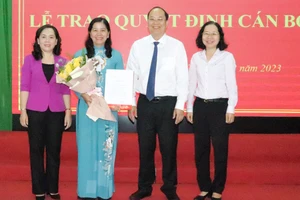 Phó Bí thư Thành ủy TPHCM Nguyễn Hồ Hải trao quyết định và chúc mừng đồng chí Huỳnh Thị Kim Xuyến