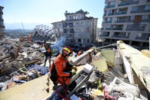 Nhiều tòa nhà đổ sập trong vụ động đất mới khiến công tác cứu hộ gặp nhiều khó khăn