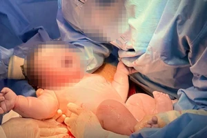 Bệnh viện Hùng Vương mổ bắt con thành công bé trai nặng 5,8kg