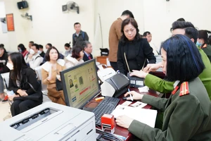 Cán bộ Phòng quản lý xuất nhập cảnh, Công an TP Hà Nội xử lý hồ sơ cấp hộ chiếu gắn chip cho người dân