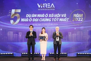 Bà Nguyễn Ngọc Ánh, Phó Chủ tịch HĐQT Kim Oanh Group - nhận giải “Top 5 dự án nhà ở xã hội và đại chúng tốt nhất năm 2022” cho dự án RichHome 3