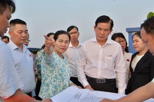 Chủ tịch HĐND TPHCM Nguyễn Thị Lệ cùng đại diện các sở ngành giám sát tiến độ triển khai Dự án thành phần 2 đường Vành đai 3 TPHCM. Ảnh: CAO THĂNG