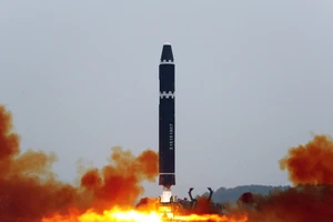 Những hình ảnh về vụ phóng tên lửa đất đối đất tầm trung ngày 14-3 của quân đội Triều Tiên mà KCNA vừa công bố sáng 15-3. Ảnh: YONHAP 
