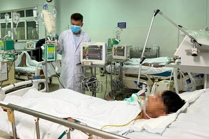 Bác sĩ đang cứu chữa cho bệnh nhân ngộ độc Botulinum ở Quảng Nam. Ảnh: NGUYỄN HẠNH