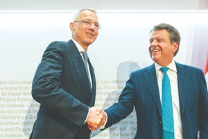 Chủ tịch Credit Suisse Axel Lehmann (trái) và Chủ tịch UBS Colm Kelleher đạt thỏa thuận về thương vụ lịch sử