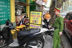 Lực lượng chức năng xử lý tình trạng tái lấn chiếm vỉa hè trên một số tuyến phố Hà Nội. Ảnh: VIẾT CHUNG