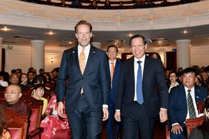  Chủ tịch UBND TPHCM Phan Văn Mãi và Tổng Lãnh sự Hà Lan Daniel Stork tại Lễ kỷ niệm 50 năm thiết lập quan hệ ngoại giao Việt Nam và Hà Lan. Ảnh: VIỆT DŨNG